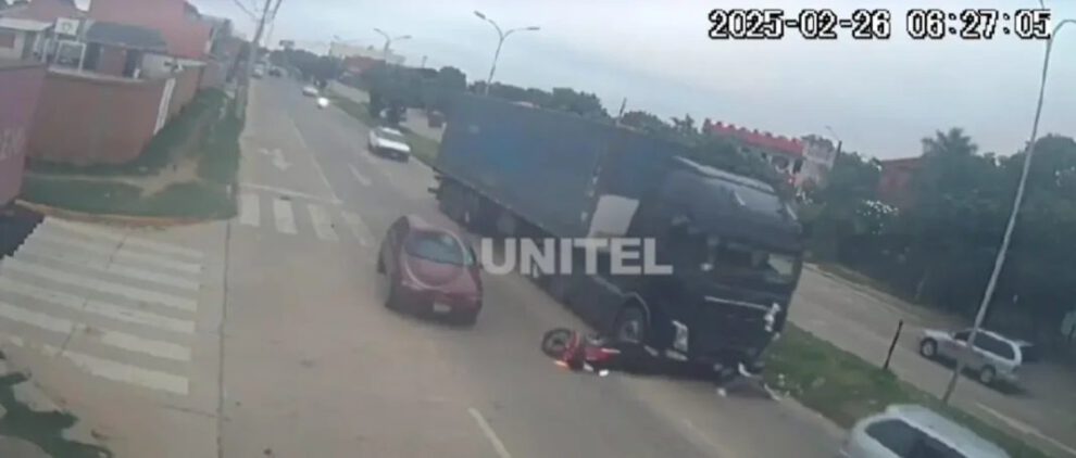 Motociclista atropellado por tráiler en Santa Cruz