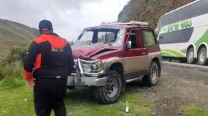 Colisión frontal en carretera dejando tres heridos