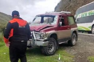 Colisión frontal en carretera dejando tres heridos