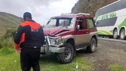Colisión frontal en carretera dejando tres heridos