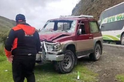Colisión frontal en carretera dejando tres heridos
