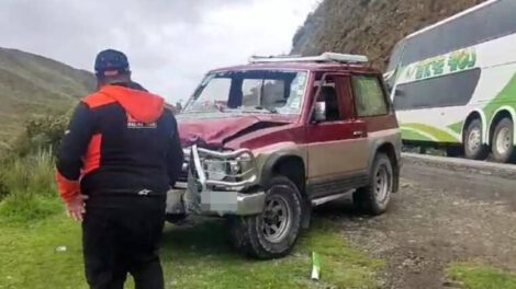 Colisión frontal en carretera dejando tres heridos