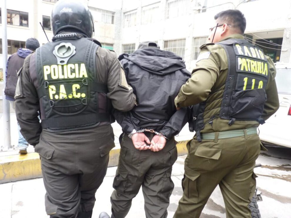 Policía encarcelado por abuso y extorsión