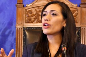 Adriana Salvatierra renuncia al MAS