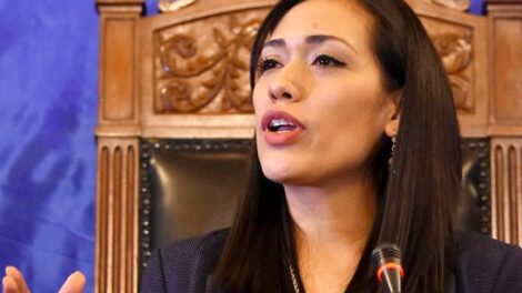 Adriana Salvatierra renuncia al MAS