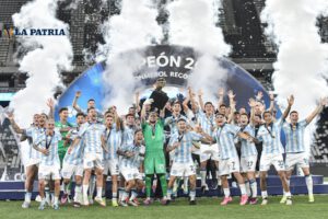 Racing campeón Recopa Sudamericana con el trofeo en alto