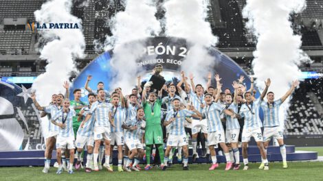 Racing campeón Recopa Sudamericana con el trofeo en alto
