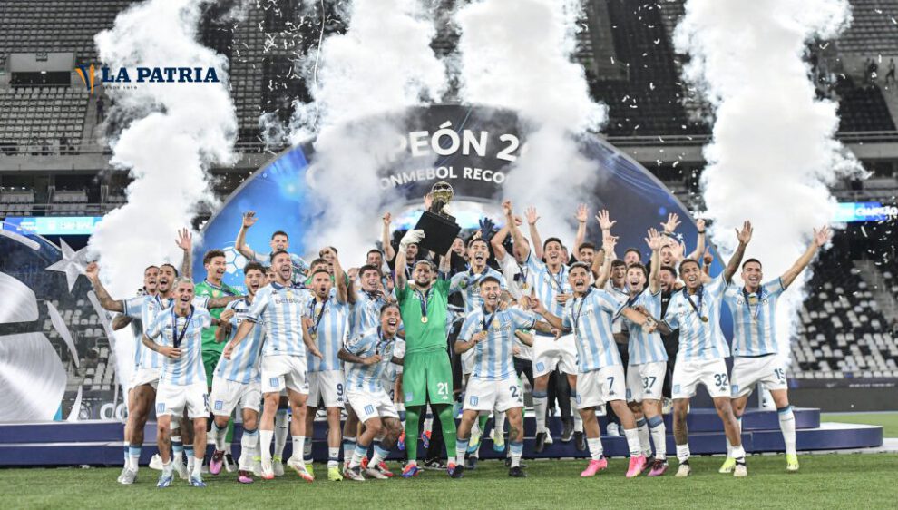 Racing campeón Recopa Sudamericana con el trofeo en alto
