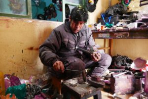 Carnaval de Oruro 2025 con bordadores trabajando en la calle La Paz