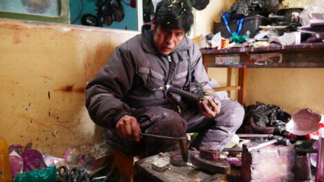 Carnaval de Oruro 2025 con bordadores trabajando en la calle La Paz