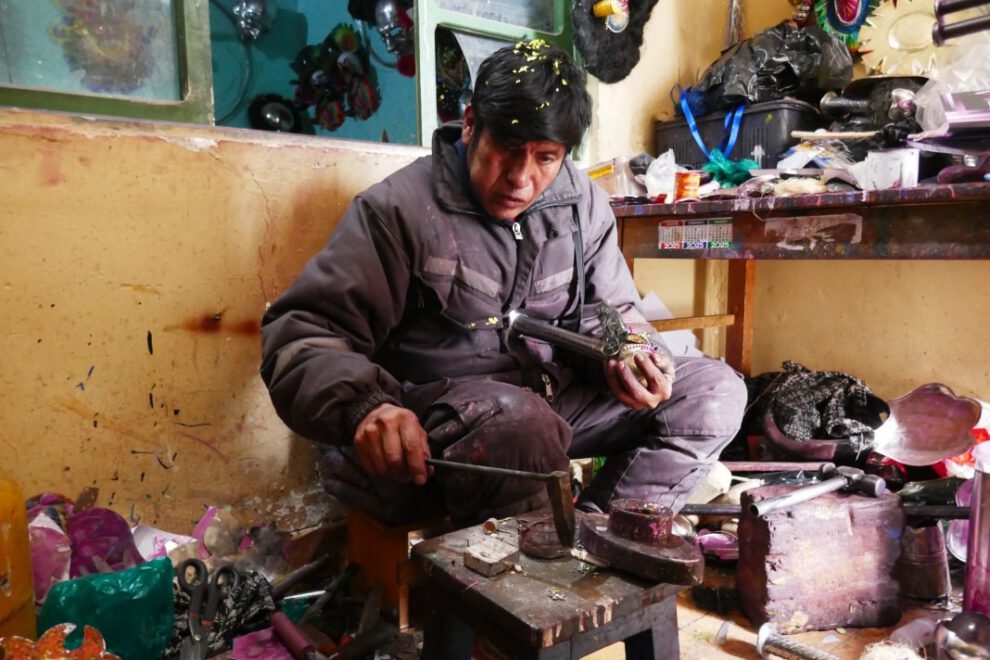 Carnaval de Oruro 2025 con bordadores trabajando en la calle La Paz
