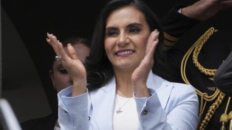 Suspensión de derechos políticos de Verónica Abad en Ecuador