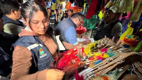 Decomiso de trajes de danzas de los Tobas y Suri Sicuri