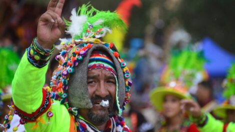 carnaval boliviano con danzarines y vestimenta tradicional