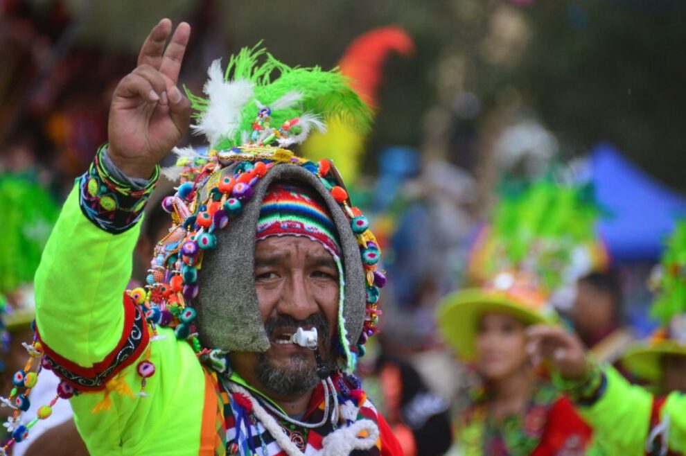carnaval boliviano con danzarines y vestimenta tradicional
