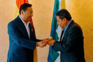 Bastón de Mando entregado por Luis Arce a David Choquehuanca