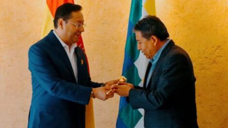 Bastón de Mando entregado por Luis Arce a David Choquehuanca