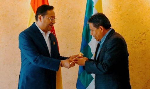 Bastón de Mando entregado por Luis Arce a David Choquehuanca