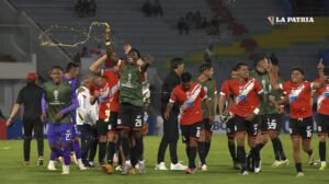 Festejo de los jugadores de Nacional Potosí por el triunfo y la clasificación lograda en Cochabamba