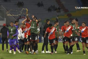 Festejo de los jugadores de Nacional Potosí por el triunfo y la clasificación lograda en Cochabamba