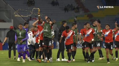 Festejo de los jugadores de Nacional Potosí por el triunfo y la clasificación lograda en Cochabamba