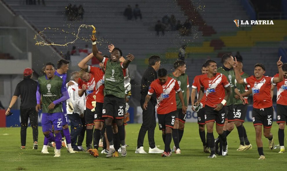 Festejo de los jugadores de Nacional Potosí por el triunfo y la clasificación lograda en Cochabamba