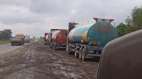 Cisternas varadas por falta de combustible