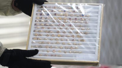 Muestran las joyas robadas