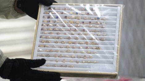 Muestran las joyas robadas