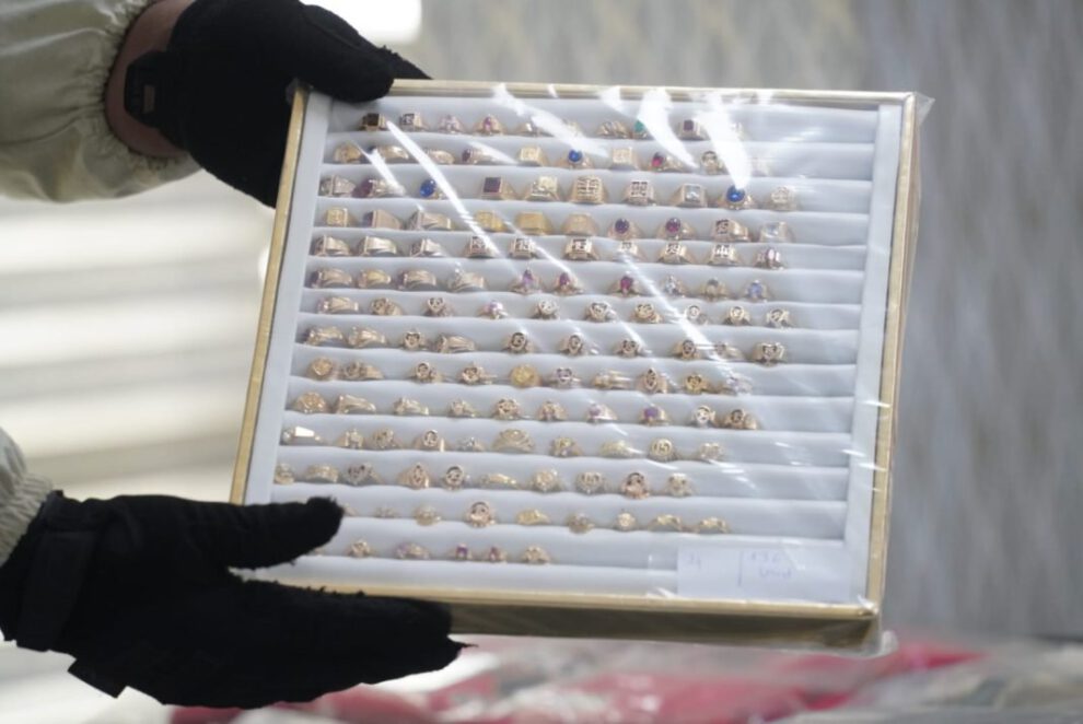 Muestran las joyas robadas