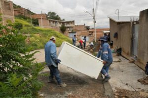 Evacuaciones en Cochabamba ante alertas de deslizamientos