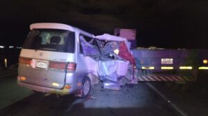 colisión entre vagoneta y tractocamión en ruta Oruro-Cochabamba