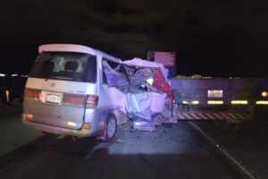 colisión entre vagoneta y tractocamión en ruta Oruro-Cochabamba