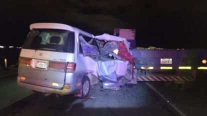 colisión entre vagoneta y tractocamión en ruta Oruro-Cochabamba