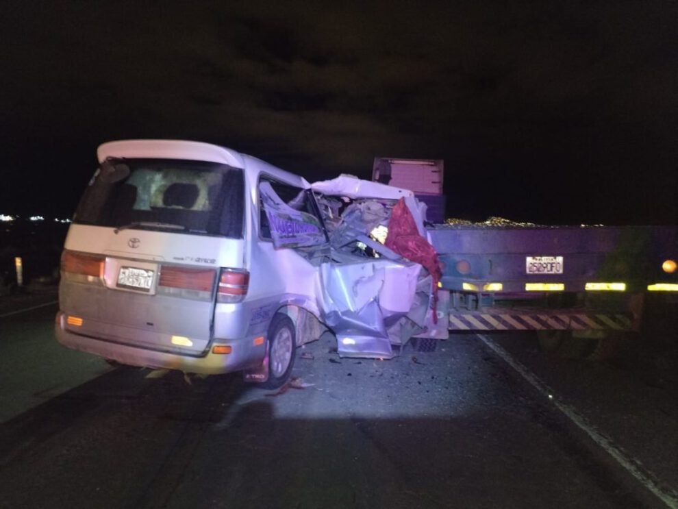 colisión entre vagoneta y tractocamión en ruta Oruro-Cochabamba