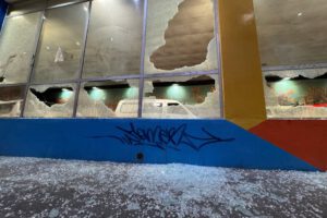 Marcha de mujeres activistas causa destrozos en el viaducto de la calle Potosí