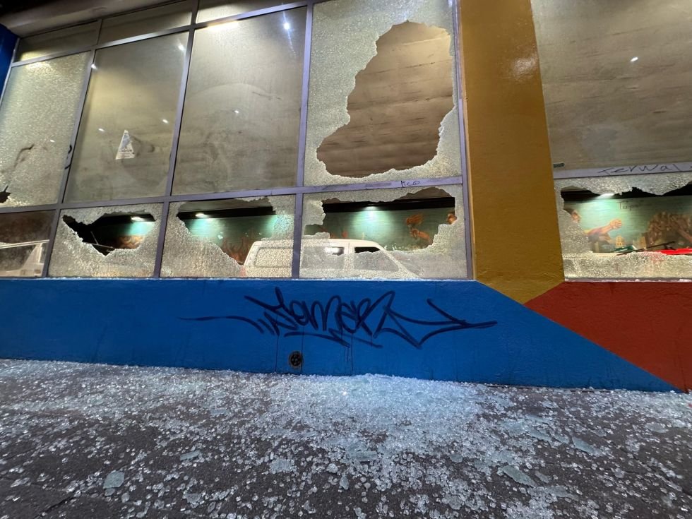 Marcha de mujeres activistas causa destrozos en el viaducto de la calle Potosí