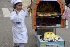 Corso Infantil Oruro con niños deslumbrando en sus disfraces