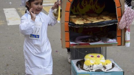 Corso Infantil Oruro con niños deslumbrando en sus disfraces