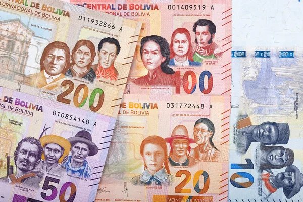 Billetes bolivianos sobre el contexto de aumentos salariales en Bolivia
