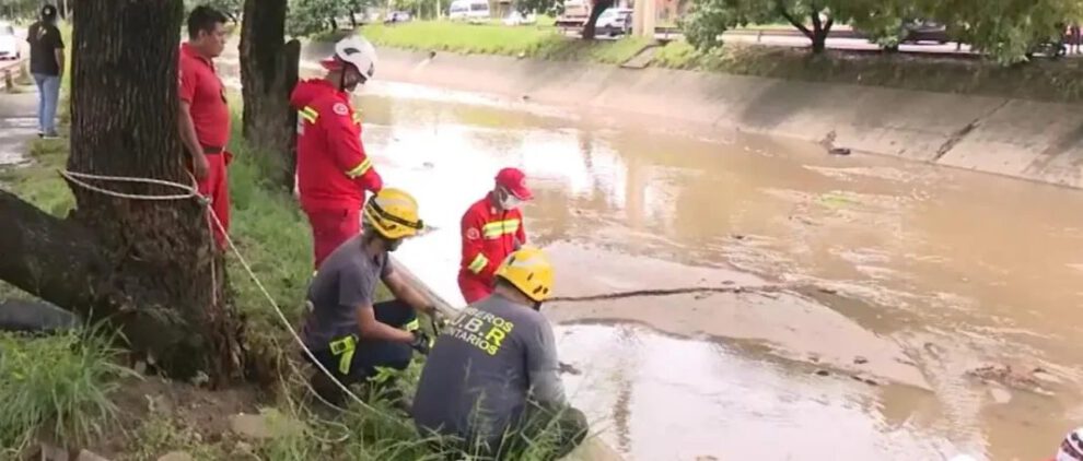 Hombre muerto en canal de drenaje tras lluvias intensas en Santa Cruz