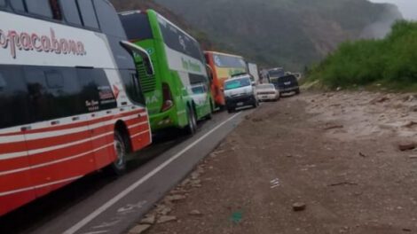 Problemas en la carretera Cochabamba-La Paz-Oruro ocasionan tráfico lento