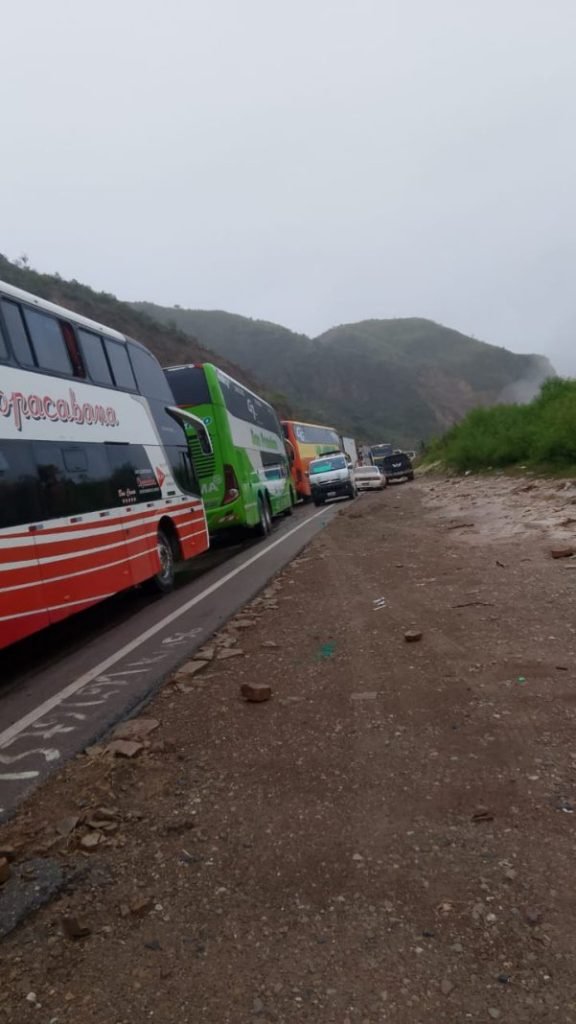 Problemas en la carretera Cochabamba-La Paz-Oruro ocasionan tráfico lento
