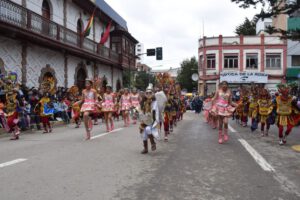 Corso Infantil con bloques infantiles en el Carnaval de Oruro
