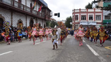 Corso Infantil con bloques infantiles en el Carnaval de Oruro