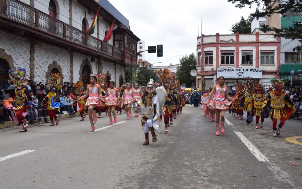 Corso Infantil con bloques infantiles en el Carnaval de Oruro