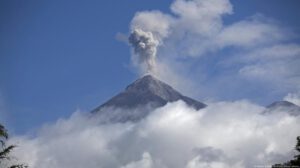 Volcán de Fuego en Guatemala durante erupción masiva