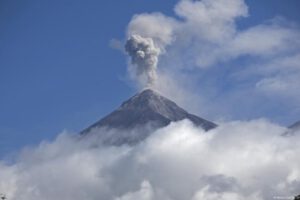 Volcán de Fuego en Guatemala durante erupción masiva