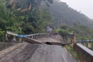 Colapso del puente Santa Bárbara debido a intensas lluvias