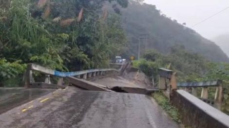 Colapso del puente Santa Bárbara debido a intensas lluvias